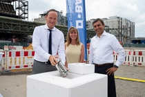 Dr. Uwe Liebelt (President European Site & Verbund Management BASF), Heather Remley (President Global Engineering Services BASF) und Anup Kothari (President Nutrition & Health BASF) bei den Feierlichkeiten zur Grundsteinlegung am Verbundstandort Ludwigshafen.