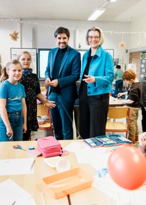 Sven Teuber, Minister für Bildung des Landes Rheinland-Pfalz, und Dr. Katja Scharpwinkel, Vorstandsmitglied der BASF SE und Standortleiterin Ludwigshafen, im Austausch mit Schülerinnen und Schüler der Brüder-Grimm-Grundschule Ludwigshafen. Die Kinder führen bei dem Projekt „NaWi – geht das? – Naturwissenschaften entdecken“ der Wissensfabrik Experimente zu Naturphänomenen mit einfachen Alltagsmaterialien durch. 
Foto: BASF/Andreas Henn
