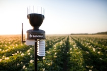 Die Raincrop-Wetterstation von Sencrop kann mit dem xarvio® FIELD MANAGER verbunden werden, um ultralokale Wetterdaten zu integrieren und so die agronomischen Empfehlungen weiter zu verbessern. Die Raincrop-Wetterstation von Sencrop kann mit dem xarvio® FIELD MANAGER verbunden werden, um ultralokale Wetterdaten zu integrieren und so die agronomischen Empfehlungen weiter zu verbessern.