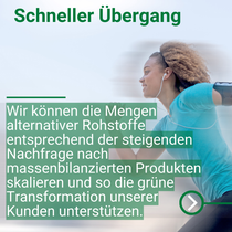 Eine Person in Sportkleidung bewegt sich dynamisch vor einem hellen Hintergrund.