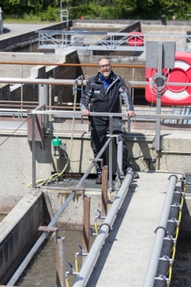 Heureux de voir concrétisée l’amélioration proposée : Pascal Buerki, collaborateur de l’usine de traitement des eaux usées de BASF à Kaisten. Un rinçage automatisé des sondes a été utilisé pour augmenter dans la durée la précision de mesure et pour améliorer le fonctionnement de l’installation. Heureux de voir concrétisée l’amélioration proposée : Pascal Buerki, collaborateur de l’usine de traitement des eaux usées de BASF à Kaisten. Un rinçage automatisé des sondes a été utilisé pour augmenter dans la durée la précision de mesure et pour améliorer le fonctionnement de l’installation.