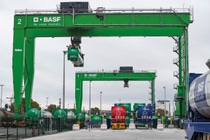 BASF nimmt im Oktober 2018 das neue Tankcontainerlager am Standort Ludwigshafen in Betrieb. Dieses Lager ist Teil eines integrierten Lager- und Transportkonzepts, mit dem BASF den Kundenservice verbessern und gleichzeitig Logistikkosten deutlich reduzieren will.  Bei dem Tankcontainerlager handelt es sich um ein vollautomatisches Freilager für Tankcontainer zur Lagerung von flüssigen Stoffen und flüssigen Abfällen. Es ist auf eine Kapazität von 2.000 Standardcontainern ausgelegt und verfügt über zwei Kräne mit einer Ladekapazität von je 75 Tonnen. Der Warenumschlag kann über AGV, Lkw und Bahn erfolgen.Abdruck honorarfrei. Copyright by BASF.BASF starts operating the new tank container storage facility in October 2018 at its Ludwigshafen site. This warehouse is part of an integrated storage and transport concept that BASF is using to improve customer service and significantly reduce logistics costs at the same time. The tank container storage facility is a fully automatic outdoor storage facility for tank containers for the storage of liquid substances and liquid waste. It is designed for a capacity of 2,000 standard containers and has two cranes with a loading capacity of 75 tons each. Goods can be handled by AGV, truck and rail.Print free of charge. Copyright by BASF.