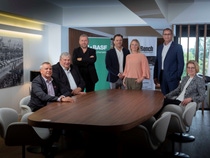 Soldan: Dirk Tack (BASF Waterloo Fabrika Müdürü), Marc Lens, Peter Verbraeken ve Eric Proost (UBench International), Christina Ewringmann (BASF Uluslararası Önemli Müşteriler Yönetimi & İş Geliştirme Platformu), Oliver Birk (Global Özel Müşteri Yönetimi Direktörü) ve Katja Scharpwinkel (BASF Avrupa Oto Tamir Boyası Çözümleri Kıdemli Başkan Yardımcısı)