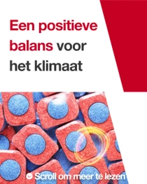 Rode en blauwe vaatwastabletten. Een lichtwerveling zweeft over de tabletten. De tekst op de afbeelding luidt: “Een positieve balans voor het klimaat.”