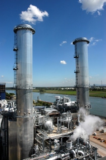 Die neue Gas- und Dampfturbinen-Anlage der BASF am Standort Ludwigshafen ist Spitzenreiter in der industriellen Energieumwandlung. Sie schont Ressourcen und verringert zugleich die CO2-Emissionen um mehr als 500.000 Tonnen pro Jahr. Dies entspricht dem jährlichen CO2-Ausstoß einer Stadt mit 50.000 Einwohnern. Das Prinzip ist einfach: Die entstehende Abgaswärme wird zum Herstellen von Dampf genutzt,  der dann in den Produktionsbetrieben des Werkes für unterschiedlichste chemische Prozesse verwendet wird. So gelingt es der BASF den Standort Ludwigshafen nicht nur optimal, sondern auch klimafreundlich mit Energie zu versorgen.  Abdruck honorarfrei. Copyright by BASF.
BASF’s new combined heat and power (CHP) plant at its Ludwigshafen site is a top performer in industrial energy conversion. It conserves resources and at the same time reduces CO2 emissions by more than 500,000 metric tons per year. This is equivalent to the annual CO2 emissions of a town with 50,000 inhabitants. The principle is simple: the waste heat is used to produce steam, which is then used by the site’s production plants for a wide variety of chemical processes. This means BASF not only optimally supplies its Ludwigshafen site with energy but does so in a climate friendly way.  Print free of charge. Copyright by BASF.
 Die neue Gas- und Dampfturbinen-Anlage der BASF am Standort Ludwigshafen ist Spitzenreiter in der industriellen Energieumwandlung. Sie schont Ressourcen und verringert zugleich die CO2-Emissionen um mehr als 500.000 Tonnen pro Jahr. Dies entspricht dem jährlichen CO2-Ausstoß einer Stadt mit 50.000 Einwohnern. Das Prinzip ist einfach: Die entstehende Abgaswärme wird zum Herstellen von Dampf genutzt,  der dann in den Produktionsbetrieben des Werkes für unterschiedlichste chemische Prozesse verwendet wird. So gelingt es der BASF den Standort Ludwigshafen nicht nur optimal, sondern auch klimafreundlich mit Energie zu versorgen.  Abdruck honorarfrei. Copyright by BASF.
BASF’s new combined heat and power (CHP) plant at its Ludwigshafen site is a top performer in industrial energy conversion. It conserves resources and at the same time reduces CO2 emissions by more than 500,000 metric tons per year. This is equivalent to the annual CO2 emissions of a town with 50,000 inhabitants. The principle is simple: the waste heat is used to produce steam, which is then used by the site’s production plants for a wide variety of chemical processes. This means BASF not only optimally supplies its Ludwigshafen site with energy but does so in a climate friendly way.  Print free of charge. Copyright by BASF.