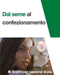 Una donna sorridente con i capelli neri ricci. Si vede un vortice luminoso sopra la pianta di cotone. Il testo recita “Dal seme al filato”.  Una donna sorridente con i capelli neri ricci. Si vede un vortice luminoso sopra la pianta di cotone. Il testo recita “Dal seme al filato”.