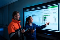 „MyCarbonFootprint“ heißt die neue BASF-App, mit der Kunden einen umfassenden Überblick in den Nachhaltigkeitsstatus des von BASF gekauften Produktportfolios erhalten. So unterstützt BASF ihre Kunden, die besten Lösungen von BASF zu finden, um ihre Nachhaltigkeitsziele in Bezug auf CO2-Reduktion und den Einsatz erneuerbarer Rohstoffe zu erreichen. Die App enthält aktuell Daten zu über 700 ausgewählten BASF-Produkten, darunter pharmazeutische Inhaltsstoffe, Aminoharze, Butandiol und Derivate, Säuren, Polyalkohole, Alkine, Carbonyl-Derivate und Amine. Diese Informationen sind zunächst für bestimmte BASF-Kunden verfügbar, die Produkte aus dem MyCarbonFootprint-Portfolio beziehen. Aktuell nutzen bereits mehr als 50 Kunden die App. Auf unserem Foto testen die BASF-Mitarbeiter Laura Giachetta und Felix Volkmann die App.  Foto: BASF SE „MyCarbonFootprint“ heißt die neue BASF-App, mit der Kunden einen umfassenden Überblick in den Nachhaltigkeitsstatus des von BASF gekauften Produktportfolios erhalten. So unterstützt BASF ihre Kunden, die besten Lösungen von BASF zu finden, um ihre Nachhaltigkeitsziele in Bezug auf CO2-Reduktion und den Einsatz erneuerbarer Rohstoffe zu erreichen. Die App enthält aktuell Daten zu über 700 ausgewählten BASF-Produkten, darunter pharmazeutische Inhaltsstoffe, Aminoharze, Butandiol und Derivate, Säuren, Polyalkohole, Alkine, Carbonyl-Derivate und Amine. Diese Informationen sind zunächst für bestimmte BASF-Kunden verfügbar, die Produkte aus dem MyCarbonFootprint-Portfolio beziehen. Aktuell nutzen bereits mehr als 50 Kunden die App. Auf unserem Foto testen die BASF-Mitarbeiter Laura Giachetta und Felix Volkmann die App.  Foto: BASF SE