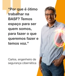 Um colaborador da BASF, de camisa azul-clara, em pé diante de um fundo laranja. Há um redemoinho no seu ombro. No texto lê-se: "Por que é ótimo trabalhar na BASF? Temos espaço para ser quem somos, para fazer o que queremos fazer e temos voz."