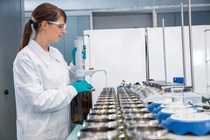Christina Kern, Chemielaborantin, befüllt Becher mit Testlösungen. Danach wird beschmutztes Gewebe zugegeben
und im Launder-O-Meter, einem Laborgerät zur Durchführung beschleunigter Wasch- oder Färbeversuche,
gewaschen. Dieser Test bewertet die Leistungsfähigkeit der Inhaltsstoffe von Waschmitteln. Zum Beispiel kann
evaluiert werden, wie durch den Einsatz von BASF-Produkten eine geringere Dosierung von Pulver- bzw.
Flüssigwaschmitteln erreicht werden kann.