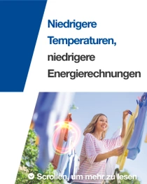 Eine lächelnde Frau hängt Wäsche an einer Wäscheleine im Freien auf. Ein Lichtwirbel schwebt über der Wäsche. Der Text auf dem Bild lautet: „Niedrigere Temperaturen, niedrigere Energierechnungen.“