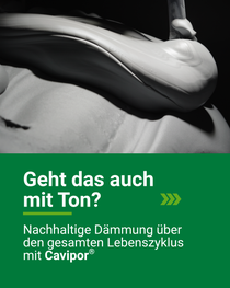 Nahaufnahme einer hellen, pastösen Masse, die auf einer Oberfläche verarbeitet wird. Nahaufnahme einer hellen, pastösen Masse, die auf einer Oberfläche verarbeitet wird.