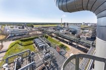 Blick auf BASF Schwarzheide von der Eindampfanlage (EDA). Im Hintergrund befindet sich das Blockfeld für die geplante Anlage für Kathodenmaterialien.Der BASF-Produktionsstandort Schwarzheide befindet sich in der Lausitz im Süden von Brandenburg und ist einer der größten Produktionsstandorte des Konzerns in Europa. Sein Portfolio umfasst Polyurethan-Grundprodukte und -Systeme, Pflanzenschutzmittel, Wasserbasislacke, Technische Kunststoffe, Schaumstoffe, Dispersionen und Laromere. Bis 2022 soll an diesem Standort eine moderne Anlage für die Herstellung von Kathodenmaterialien gebaut werden.  Blick auf BASF Schwarzheide von der Eindampfanlage (EDA). Im Hintergrund befindet sich das Blockfeld für die geplante Anlage für Kathodenmaterialien.Der BASF-Produktionsstandort Schwarzheide befindet sich in der Lausitz im Süden von Brandenburg und ist einer der größten Produktionsstandorte des Konzerns in Europa. Sein Portfolio umfasst Polyurethan-Grundprodukte und -Systeme, Pflanzenschutzmittel, Wasserbasislacke, Technische Kunststoffe, Schaumstoffe, Dispersionen und Laromere. Bis 2022 soll an diesem Standort eine moderne Anlage für die Herstellung von Kathodenmaterialien gebaut werden.
