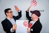 Der Red Dot für den Farbton ZENOMENON ist im Rahmen der feierlichen Designers‘ Night im Red Dot Design Museum an Ryan Pearson; Co-Founder and CEO Cypris Materials (links) und Mark Gutjahr; Global Head of Automotive Color Design for BASF (rechts)übergeben worden.