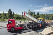 Das neue Additiv wurde bereits unter realen Bedingungen getestet: In Bayern und Nordrhein-Westfalen sowie in Kentucky/USA wurden bereits über 12 Kilometer öffentliche Straßen asphaltiert. Dort überzeugte der modifizierte Asphalt sowohl bei der Herstellung als auch beim Einbau mit seinen herausragenden Eigenschaften. Das neue Additiv wurde bereits unter realen Bedingungen getestet: In Bayern und Nordrhein-Westfalen sowie in Kentucky/USA wurden bereits über 12 Kilometer öffentliche Straßen asphaltiert. Dort überzeugte der modifizierte Asphalt sowohl bei der Herstellung als auch beim Einbau mit seinen herausragenden Eigenschaften.