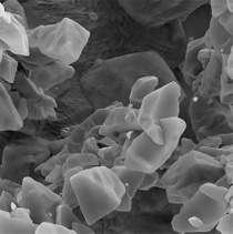 BASF hat MOFs bereits im industriellen Maßstab hochskaliert und produziert. Mit ihren kristallinen, dreidimensionalen Strukturen bieten MOFs eine hohe Speicherkapazität für eine Vielzahl von Molekülen, darunter Kohlendioxid (CO₂) und Wasser (H₂O). 
Foto: BASF