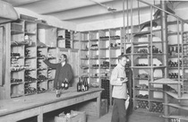 Tageskeller-Verkauf im Weinkeller
Foto: BASF Corporate History, Ludwigshafen a. Rhein Tageskeller-Verkauf im Weinkeller
Foto: BASF Corporate History, Ludwigshafen a. Rhein