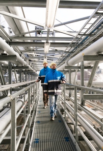 Multi-výrobný závod v Ludwigshafene môže vyrobiť až 15 rôznych amínov so širokým spektrom aplikácií. Vzhľadom na vysokú flexibilitu závodu, produkcia ďalších špeciálnych amínov je veľmi jednoduchá. Thorsten Janz (vpredu), technik, a York Beste (vzadu), manažér závodu, vykonávajú inšpekciu výrobného závodu.