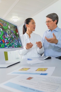 Die Digitalisierung in der Forschung trägt dazu bei, die Forschungsarbeit effizienter zu gestalten, Wissensnetzwerke auszubauen und mehr Freiräume für Kreativität zu schaffen. Die Chemikerin Dr. Fangfang Chu und Dr. Eduard Schreiner, Experte für molekulare Simulationen, diskutieren über die Computersimulation einer Mikroverkapselung. Diese werden genutzt, um Wirkstoffe zum Beispiel vor Feuchtigkeit und Sauerstoff zu schützen. Mit Hilfe der Simulation können die komplexen chemischen und physikalischen Wechselwirkungen innerhalb der Mikrokapsel besser verstanden und vorhergesagt werden. So können Versuchsreihen im Labor gezielter geplant werden.
Digitalization in research contributes to making research work more efficient, expanding knowledge networks, and creating more space for creativity. Chemist Dr Fangfang Chu and molecular simulation expert Dr Eduard Schreiner discuss the computer simulation of a microencapsulation. It is used to protect active ingredients, for example from moisture and oxygen. Simulations help to better understand and predict the complex chemical and physical interactions within the microcapsule, allowing laboratory test series to be planned more precisely.
 Die Digitalisierung in der Forschung trägt dazu bei, die Forschungsarbeit effizienter zu gestalten, Wissensnetzwerke auszubauen und mehr Freiräume für Kreativität zu schaffen. Die Chemikerin Dr. Fangfang Chu und Dr. Eduard Schreiner, Experte für molekulare Simulationen, diskutieren über die Computersimulation einer Mikroverkapselung. Diese werden genutzt, um Wirkstoffe zum Beispiel vor Feuchtigkeit und Sauerstoff zu schützen. Mit Hilfe der Simulation können die komplexen chemischen und physikalischen Wechselwirkungen innerhalb der Mikrokapsel besser verstanden und vorhergesagt werden. So können Versuchsreihen im Labor gezielter geplant werden.
Digitalization in research contributes to making research work more efficient, expanding knowledge networks, and creating more space for creativity. Chemist Dr Fangfang Chu and molecular simulation expert Dr Eduard Schreiner discuss the computer simulation of a microencapsulation. It is used to protect active ingredients, for example from moisture and oxygen. Simulations help to better understand and predict the complex chemical and physical interactions within the microcapsule, allowing laboratory test series to be planned more precisely.