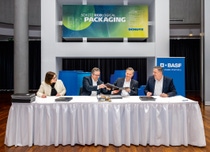 Unterzeichnung des Ansiedlungsvertrags zwischen BASF und Schütz (v.l.n.r.): Tülin Ersari (VP Controlling und Strategie für Europäische Verbundstandorte bei BASF), Helmut Winterling (President Europäische Verbundstandorte bei BASF), Oliver Helling (Sales Director EMEA & Head of Global KAM bei Schütz), Veit Enders (Mitglied der Geschäftsführung der Schütz-Gruppe).
Foto: Schütz