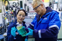 Die neue Gasbehandlungstechnologie OASE® sulfexx™ wurde gemeinsam von ExxonMobil und BASF entwickelt. Jenny Seagraves (links), Senior Market Developer, ExxonMobil Catalysts and Licensing, und Gerald Vorberg (rechts), Senior Technology Development Manager, BASF SE, überprüfen die Lösemitteleigenschaften in einem Labor. Die neue Gasbehandlungstechnologie OASE® sulfexx™ wurde gemeinsam von ExxonMobil und BASF entwickelt. Jenny Seagraves (links), Senior Market Developer, ExxonMobil Catalysts and Licensing, und Gerald Vorberg (rechts), Senior Technology Development Manager, BASF SE, überprüfen die Lösemitteleigenschaften in einem Labor.