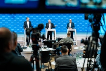 Jahrespressekonferenz - Berichterstattung für das Gesamtjahr 2025, Dr. Dirk Elvermann, Finanzvorstand (links), Dr. Markus Kamieth, Vorstandsvorsitzender (Mitte). 
Foto: BASF SE