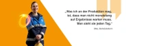 Eine weibliche BASF-Mitarbeiterin steht in einem blau-orangen Arbeitsanzug mit BASF-Logo vor einem orangen Hintergrund und hält einen gelben Schutzhelm in den …Eine weibliche BASF-Mitarbeiterin steht in einem blau-orangen Arbeitsanzug mit BASF-Logo vor einem orangen Hintergrund und hält einen gelben Schutzhelm in den Händen. Ein gelb-roter Lichtwirbel schwebt vor ihrer Brust. Der Text lautet: „Was ich an der Produktion mag, ist, dass man nicht monatelang auf Ergebnisse warten muss. Man sieht sie jeden Tag." – Silke, Betriebsleiterin