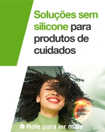 Uma mulher sorridente com cabelos cacheados pretos. Um redemoinho de luz paira sobre o cabelo. O texto na imagem diz: “Soluções sem silicone para produtos de cuidados”.