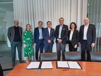 Bei der Vertragsunterzeichnung (von links nach rechts): Matthias Hoetzl, Director Commercial Sales, Andritz; Katharina Sandriesser, Rechtsbeistand, Andritz; Dr. Klaus Bärnthaler, Vice President Proposal & Business Development, Andritz; Dietmar Heinisser, Mitglied des Vorstands, Andritz; Vasilios Galanos, Senior Vice President Intermediates Europa, BASF; Hamideh Ahi, Technical Marketing Manager OASE, BASF; Glenn Langguth, Global Commercial Management OASE, BASF. 
Foto: BASF