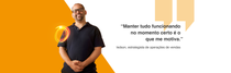 Um colaborador da BASF está vestido com uma camisa polo azul-marinho, em frente a um fundo laranja. Um redemoinho de luz em tons de vermelho, laranja e verde paira sobre seu ombro. O texto diz: "Manter tudo funcionando no momento certo é o que me motiva." – Iedson, Estrategista de Operações de Vendas