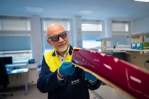 Patrick Keil prüft ein lackiertes Werkstück im Labor. Patrick Keil prüft ein lackiertes Werkstück im Labor.