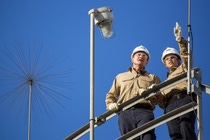 Ricky Bolyard (links) und Samantha Briggs (rechts), beide Prozesstechniker, besprechen ihre Arbeit auf dem Regenwassertank in Port Arthur, Texas. Das gesammelte Regenwasser des Tanks wird aufbereitet und gereinigt bevor es in der Produktion genutzt wird.