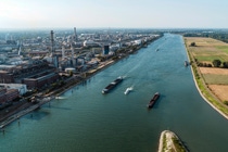 Das Herz der BASF-Gruppe ist die BASF SE mit ihrem Stammwerk in Ludwigshafen am Rhein. Mit etwa 250 Produktionsbetrieben, vielen hundert Laboren, Technika, WerkstÃ¤tten und BÃ¼ros auf einer FlÃ¤che von rund zehn Quadratkilometern, ist es der grÃ¶Ãte zusammenhÃ¤ngende Chemiekomplex der Welt.
Das Stammwerk der BASF ist auch die Wiege des Verbundkonzepts: Produktionsanlagen, EnergieflÃ¼sse und Logistik werden intelligent miteinander vernetzt, um Ressourcen so effizient wie mÃ¶glich zu nutzen.
Abdruck honorarfrei. Copyright by BASF.

BASF SE with its main site in Ludwigshafen is the heart of the BASF Group. With around 250 productions facilities, hundreds of laboratories, technical centers, factories and offices in an area of approximately ten square kilometers, the site is the largest integrated chemical complex in the world.
As the headquarters of BASF it is also the cradle of the Verbund concept, where production facilities, energy flows and logistics are linked together intelligently in order to utilize resources as efficiently as possible.
Print free of charge. Copyright by BASF.,Das Herz der BASF-Gruppe ist die BASF SE mit ihrem Stammwerk in Ludwigshafen am Rhein. Mit etwa 250 Produktionsbetrieben, vielen hundert Laboren, Technika, Werkstätten und Büros auf einer Fläche von rund zehn Quadratkilometern, ist es der größte zusammenhängende Chemiekomplex der Welt.
Das Stammwerk der BASF ist auch die Wiege des Verbundkonzepts: Produktionsanlagen, Energieflüsse und Logistik werden intelligent miteinander vernetzt, um Ressourcen so effizient wie möglich zu nutzen.
Abdruck honorarfrei. Copyright by BASF.

BASF SE with its main site in Ludwigshafen is the heart of the BASF Group. With around 250 productions facilities, hundreds of laboratories, technical centers, factories and offices in an area of approximately ten square kilometers, the site is the largest integrated chemical complex in the world.
As the headquarters of BASF it is also the cradle of the Verbund concept, where production facilities, energy flows and logistics are linked together intelligently in order to utilize resources as efficiently as possible.
Print free of charge. Copyright by BASF.