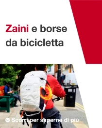 Una persona vista da dietro in bicicletta indossa uno zaino bianco con i loghi VAUDE e BASF e un anello luminoso arancione. Il testo recita: «Zaini e borse da bicicletta.»