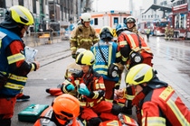 BASF-Rettungsdienst und -Notärzte versorgen die Verletzten vor Ort.
Foto: BASF BASF-Rettungsdienst und -Notärzte versorgen die Verletzten vor Ort.
Foto: BASF