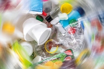 Kreislaufwirtschaft bedeutet die Entkopplung von Wachstum und Ressourcenverbrauch. Das Bild repräsentiert die Verschiedenartigkeit von Kunststoffmüll eines durchschnittlichen Haushaltes. Es geht darum, ein neues Verständnis von Kunststoffabfall als Ressource zu etablieren und Forschung zu Recyclingmöglichkeiten als Chance zu sehen. BASF trägt dazu bei, die Kreisläufe zu schließen und zu erweitern, indem wir Kreislauflösungen für verschiedene Materialien entwickeln und umsetzen, unseren Betrieb weiter optimieren und ressourceneffiziente Produkte und Dienstleistungen anbieten, die die zirkulären Ziele unserer Kunden unterstützen.
Foto: BASF Kreislaufwirtschaft bedeutet die Entkopplung von Wachstum und Ressourcenverbrauch. Das Bild repräsentiert die Verschiedenartigkeit von Kunststoffmüll eines durchschnittlichen Haushaltes. Es geht darum, ein neues Verständnis von Kunststoffabfall als Ressource zu etablieren und Forschung zu Recyclingmöglichkeiten als Chance zu sehen. BASF trägt dazu bei, die Kreisläufe zu schließen und zu erweitern, indem wir Kreislauflösungen für verschiedene Materialien entwickeln und umsetzen, unseren Betrieb weiter optimieren und ressourceneffiziente Produkte und Dienstleistungen anbieten, die die zirkulären Ziele unserer Kunden unterstützen.
Foto: BASF
