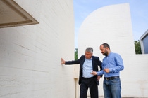 Luis Mendoza, Market Manager BASF Iberia und Fran Talavera, Leiter Instandsetzungsprojekt Fundació Joan Miró blicken auf ein erfolgreiches Projekt: Mit dem Korrosionsschutz MasterProtect 8000 CI lagen die Sanierungskosten des Museums um 60% unter den Kosten für eine komplette Renovierung.
Luis Carlos Mendoza, Market Manager BASF Iberia and Fran Talavera, Project Manager Repair Project Fundació Joan Miró look on a successful project: With the corrosion protection MasterProtect 8000 CI renovation costs of the museum remained approximately 60% below the costs for a complete refurbishment.
Luis Mendoza, Market Manager BASF Iberia und Fran Talavera, Leiter Instandsetzungsprojekt Fundació Joan Miró blicken auf ein erfolgreiches Projekt: Mit dem Korrosionsschutz MasterProtect 8000 CI lagen die Sanierungskosten des Museums um 60% unter den Kosten für eine komplette Renovierung.
Luis Carlos Mendoza, Market Manager BASF Iberia and Fran Talavera, Project Manager Repair Project Fundació Joan Miró look on a successful project: With the corrosion protection MasterProtect 8000 CI renovation costs of the museum remained approximately 60% below the costs for a complete refurbishment.