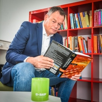 Andreas Büchse reading a book about data science.