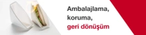 Beyaz plastik ambalaja kısmen sarılmış bir sandviç, görüntünün sol tarafında konumlanmış. Sağ tarafta şu metin yer alıyor: “Sar, koru, geri dönüştür.” 