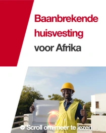 Een man met een geel veiligheidsvest en een helm staat buiten voor een gebouw en houdt een constructietegel vast. Lichtwervelingen verschijnen bij de hand van de persoon. De tekst luidt: "Baanbrekende huisvesting voor Afrika."