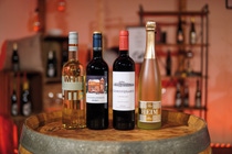 Für die virtuelle Veranstaltung "Weihnachtsmarkt@home" hat das Team des BASF Weinkellers ein attraktives Weinpaket zusammengestellt, das ab sofort nach Hause bestellt werden kann.