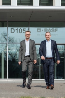 Gemeinsam für eine starke Wertschöpfungskette im europäischen Batterierecycling: Daniel Schönfelder, Leiter des Unternehmensbereichs Battery Materials bei BASF, und Marc Affüpper, Geschäftsführer der TSR Group, schreiten voran, um den Markt für Batterierecycling in Europa zu stärken.
Foto: BASF Gemeinsam für eine starke Wertschöpfungskette im europäischen Batterierecycling: Daniel Schönfelder, Leiter des Unternehmensbereichs Battery Materials bei BASF, und Marc Affüpper, Geschäftsführer der TSR Group, schreiten voran, um den Markt für Batterierecycling in Europa zu stärken.
Foto: BASF