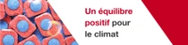 Tablettes pour lave-vaisselle rouges et bleues. Un tourbillon lumineux flotte au-dessus des tablettes. Le texte de l'image indique : « Un bilan positif pour le climat ».
