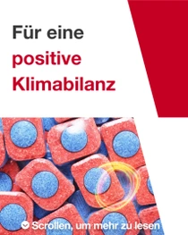 Rote und blaue Spülmaschinentabs. Ein Lichtwirbel schwebt über den Tabs. Der Text auf dem Bild lautet: „Eine positive Klimabilanz.“