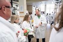 Beim BASF Infotag am 18. April können Interessierte sich über die vielfältigen Jobs am Standort Ludwigshafen informieren und bei Mitmach-Stationen aktiv werden.
Foto: BASF