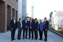 Repräsentanten der BASF und der University of California, Berkeley/USA, feiern ihre zehnjährige Zusammenarbeit. Von links nach rechts: Dr. Benjamin Raerup Knudsen, Vice President of Research North America, BASF Corporation; Dr. Kerstin Schierle-Arndt, Vice President Research Inorganic Materials and Synthesis bei BASF SE und stellvertretende Direktorin von CARA; Dr. Helmut Winterling, President of Group Research, BASF SE; Prof. Doug Clark, College of Chemistry Dean, University of California – Berkeley; Prof. Peidong Yang, CARA-Direktor an der University of California – Berkeley; Carol Tecla Christ, Chancellor, University of California – Berkeley und Dr. Josef Wünsch, Senior Vice President, Performance Materials, BASF SE. Repräsentanten der BASF und der University of California, Berkeley/USA, feiern ihre zehnjährige Zusammenarbeit. Von links nach rechts: Dr. Benjamin Raerup Knudsen, Vice President of Research North America, BASF Corporation; Dr. Kerstin Schierle-Arndt, Vice President Research Inorganic Materials and Synthesis bei BASF SE und stellvertretende Direktorin von CARA; Dr. Helmut Winterling, President of Group Research, BASF SE; Prof. Doug Clark, College of Chemistry Dean, University of California – Berkeley; Prof. Peidong Yang, CARA-Direktor an der University of California – Berkeley; Carol Tecla Christ, Chancellor, University of California – Berkeley und Dr. Josef Wünsch, Senior Vice President, Performance Materials, BASF SE.