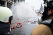 Die Einsatzkräfte der BASF-Werkfeuerwehr bekämpfen den simulierten Brand mithilfe von Wasserwerfern. 
Foto: BASF