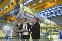 v.l.n.r.) Chemetall Vertreter Kirstin Uhl, Strategic Marketing Manager und Lean Six Sigma Master Black Belt, Hendrik Becker, Global Segment Manager Aerospace und Ronald Hendriks, Qualitäts-Manager und SQIP-Verantwortlicher freuen sich über die hohe Lieferantenauszeichnung. Nicht auf dem Bild: Ulrich Eberhard, Leiter der Produktion Aerospace Langelsheim.
© Airbus S.A.S, Mit freundlicher Genehmigung von Airbus v.l.n.r.) Chemetall Vertreter Kirstin Uhl, Strategic Marketing Manager und Lean Six Sigma Master Black Belt, Hendrik Becker, Global Segment Manager Aerospace und Ronald Hendriks, Qualitäts-Manager und SQIP-Verantwortlicher freuen sich über die hohe Lieferantenauszeichnung. Nicht auf dem Bild: Ulrich Eberhard, Leiter der Produktion Aerospace Langelsheim.
© Airbus S.A.S, Mit freundlicher Genehmigung von Airbus