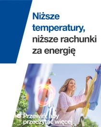 Uśmiechnięta kobieta wiesza pranie na sznurze na zewnątrz. Nad praniem unosi się świetlny wir. Tekst na zdjęciu brzmi: „Niższe temperatury, niższe rachunki za prąd”.