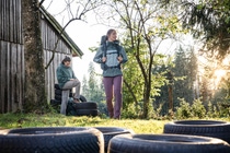 Recycled pants based on old tires: The new product line of the outdoor apparel company VAUDE which is already available in stores, does not only stand out due to its timeless design, robust material and simple reparability – the pants are also sustainable, as chemically recycled scrap tires are used as a raw material. ©VAUDE/Attenberger