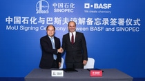 Mr. Dai Hou-Liang (left), Chairman of the Board and the President of SINOPEC Corporation, and Dr. Martin Brudermueller, Chairman of the Executive Board of Directors, BASF SE, have signed a Memorandum of Understanding to expand the two companies’ cooperation in China. Mr. Dai Hou-Liang (left), Chairman of the Board and the President of SINOPEC Corporation, and Dr. Martin Brudermueller, Chairman of the Executive Board of Directors, BASF SE, have signed a Memorandum of Understanding to expand the two companies’ cooperation in China.